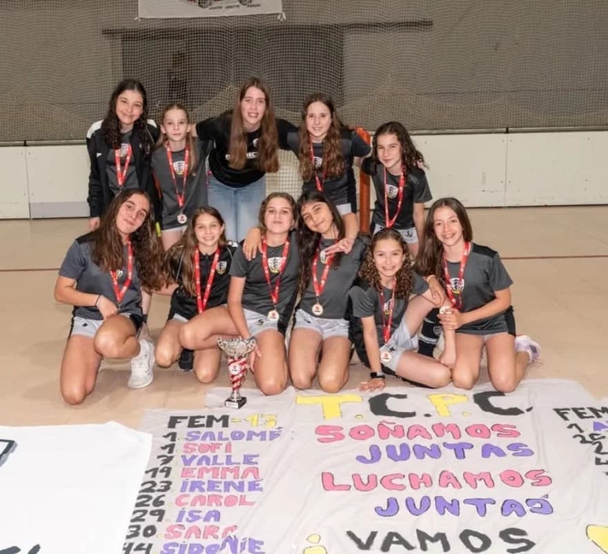 Equipo femenino del club celebrando un título