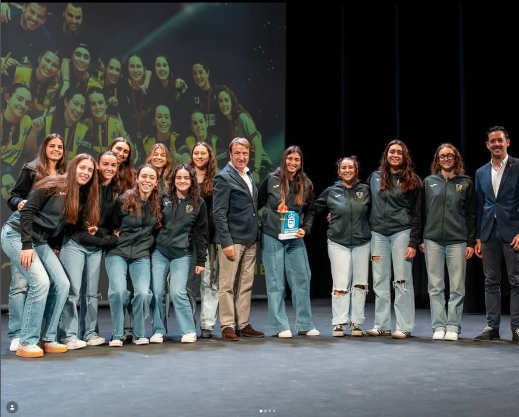 Jugadoras del club recibiendo un trofeo